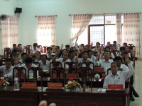 Các đại biểu HĐND huyện biểu quyết thông qua các nghị quyết