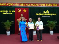 Bí thư Huyện ủy Lê Bình Thanh trao tặng huy hiệu Đảng