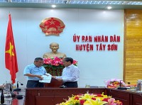 Chủ tịch UBND huyện trao Quyết định nghỉ hưu cho Trưởng phòng Văn hóa và Thông tin huyện