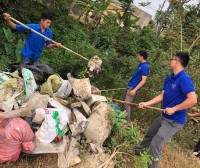 Dọn vệ sinh tại các điểm tập kết rác thải