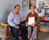 Thường trực HĐND tỉnh thăm, tặng quà người cao tuổi tại huyện Tây Sơn