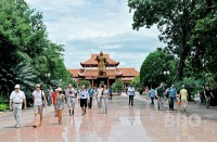 Du khách tham quan Bảo tàng Quang Trung