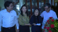 Thăm, tặng quà Mẹ Việt Nam anh hùng Nguyễn Thị Ngọc Thu