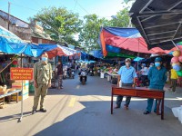 Chốt kiểm soát các phương tiện và nhân viên vào chợ giao hàng