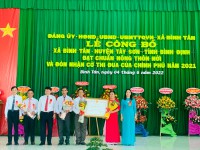 Trao Giấy chứng nhận xã Bình Tân đạt chuẩn nông thôn mới năm 2021