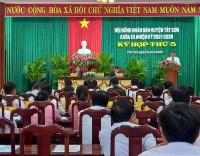Đồng chí Phan Chí Hùng - Chủ tịch UBND huyện phát biểu giải trình ý kiến, kiến nghị của cử tri
