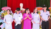 Đại diện Hội Khuyến học Trường THPT Quang Trung tặng học bổng cho học sinh