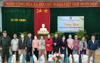 Tặng quà cho hộ gia đình nghèo, hộ có hoàn cảnh khó khăn tại xã Tây Thuận