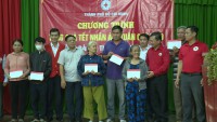 Hội Chữ thập đỏ tỉnh Bịnh Định và huyện Tây Sơn phối hợp tặng quà Tết cho nhân dân