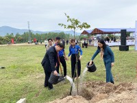 Lãnh đạo huyện trồng cây trong khuôn viên Khu dân cư Hòa Sơn, xã Bình Tường
