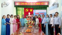 Thường trực Huyện ủy - HĐND - UBND - UBMTTQVN huyện đã đến tặng hoa, chúc mừng Hội Liên hiệp Phụ nữ huyện