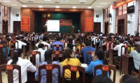 Đồng chí Lê Bình Thanh - Tỉnh ủy viên, Bí thư Huyện ủy trực tiếp truyền đạt Nghị quyết Đại hội Đảng toàn quốc lần thứ XIII