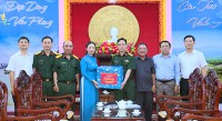 Trung đoàn 12 thăm, tặng quà Huyện ủy Tây Sơn