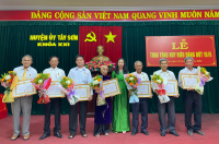 Đồng chí Lê Bình Thanh - Tỉnh ủy viên, Bí thư Huyện ủy trao Huy hiệu Đảng cho các đảng viên 50 năm tuổi Đảng