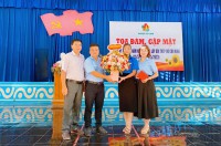 Đồng chí Cao Thị Tường Sinh - Bí thư Huyện đoàn tặng hoa chúc mừng Ngày thành lập Đội TNTP Hồ Chí Minh