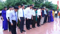 Đoàn đại biểu lãnh đạo tỉnh dâng hoa Tượng đài Hoàng đế Quang Trung