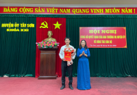 Đồng chí Lê Bình Thanh - Tỉnh ủy viên, Bí thư Huyện ủy trao Quyết định và tặng hoa chúc mừng đồng chí Trương Tiến Dũng