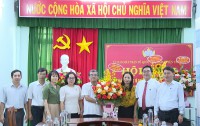 Thăm, tặng hoa chúc mừng Ủy ban Mặt trận Tổ quốc Việt Nam huyện