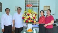 Thăm, chúc mừng Phòng Y tế huyện nhân kỷ niệm 69 năm Ngày Thầy thuốc Việt Nam