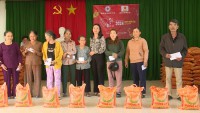 Bí thư Huyện ủy Lê Bình Thanh tặng quà tết cho bà con nhân dân làng M6, xã Bình Tân