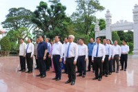 Đoàn công tác Trung ương và các đồng chí lãnh đạo tỉnh dâng hoa tại tượng đài Hoàng đế Quang Trung.