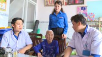 Thăm, khám, cấp phát thuốc miễn phí tại nhà cho 05 mẹ Việt Nam anh hùng