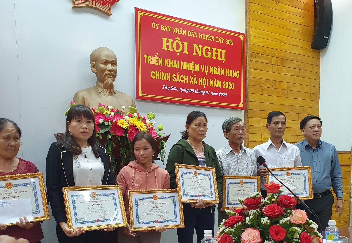 Khen thưởng cho các cá nhân có thành tích xuất sắc trong công tác tín dụng chính sách