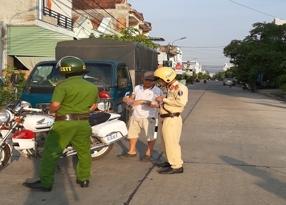 Lực lượng CSGT - TT Công an huyện đang kiểm soát các phương tiện giao thông