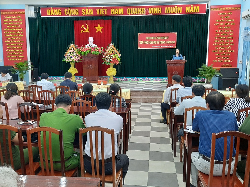 Quang cảnh buổi tiếp công dân