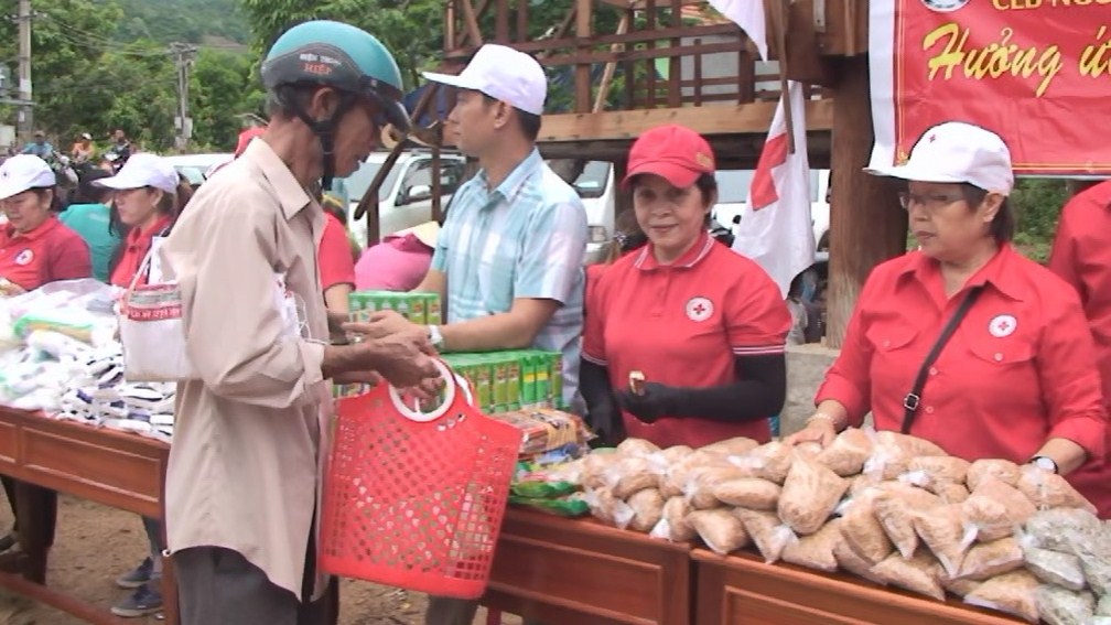 Người dân làng Cam tham gia mua hàng tại chợ nhân đạo