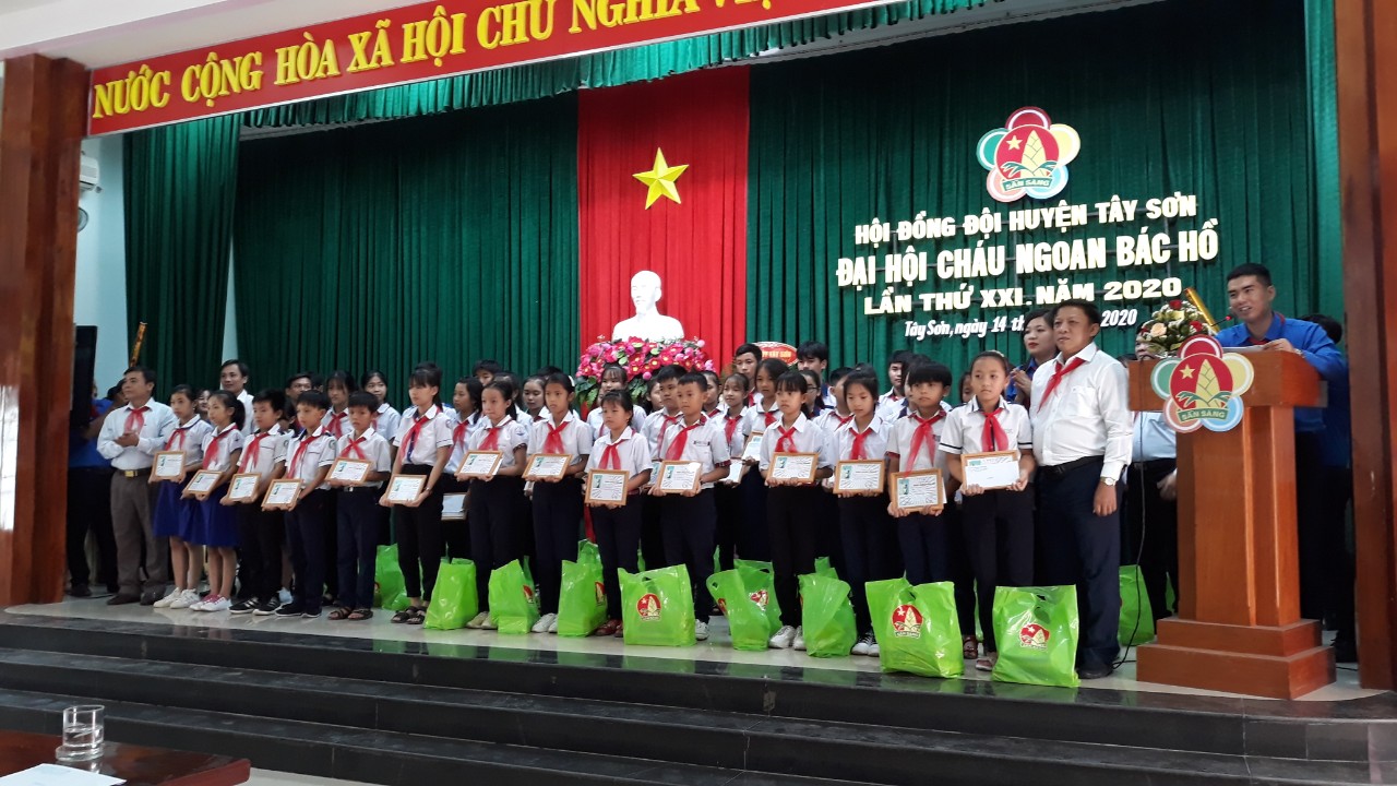 Tuyên dương Cháu ngon Bác Hồ