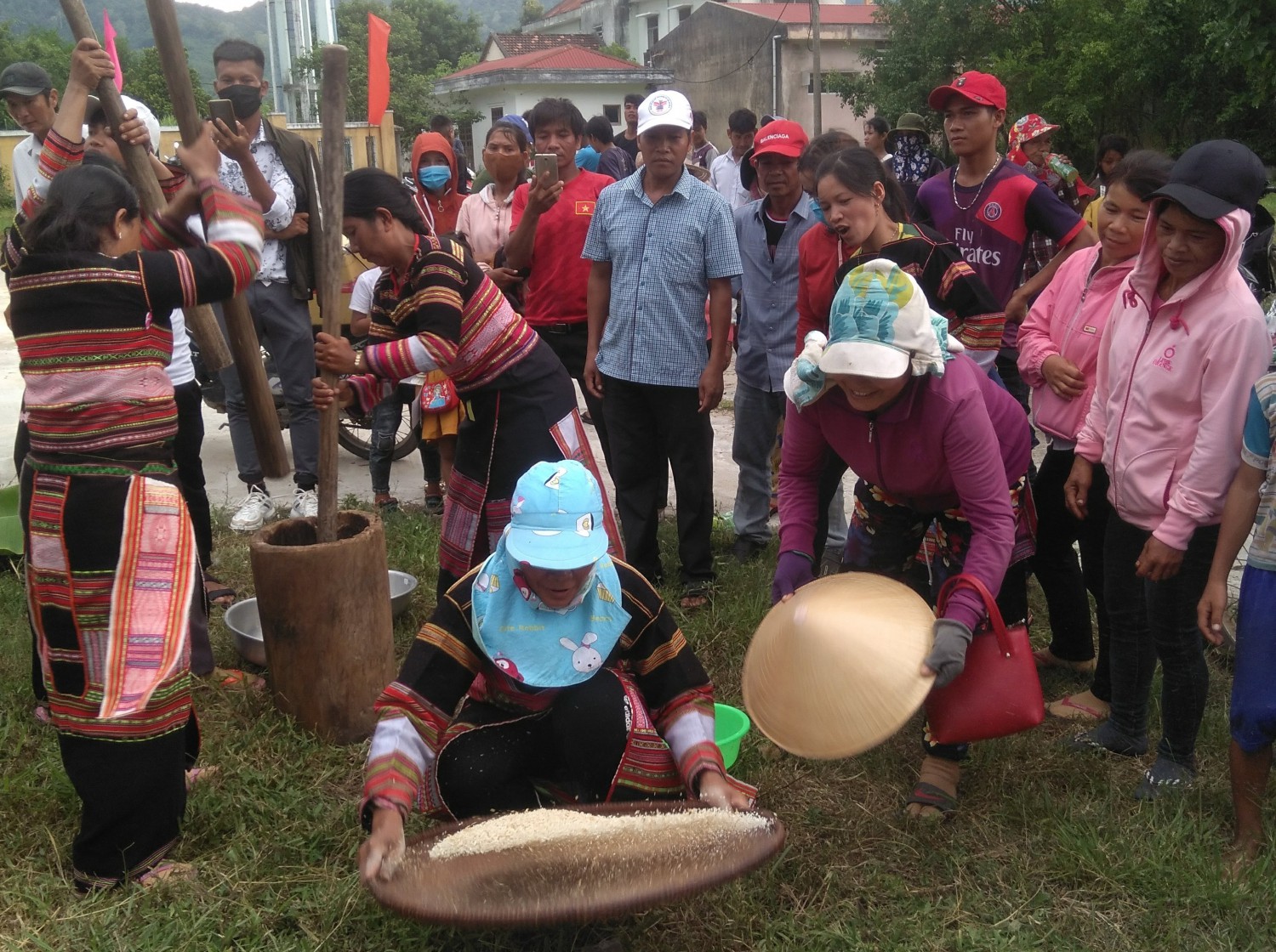 Phần thi giã gạo