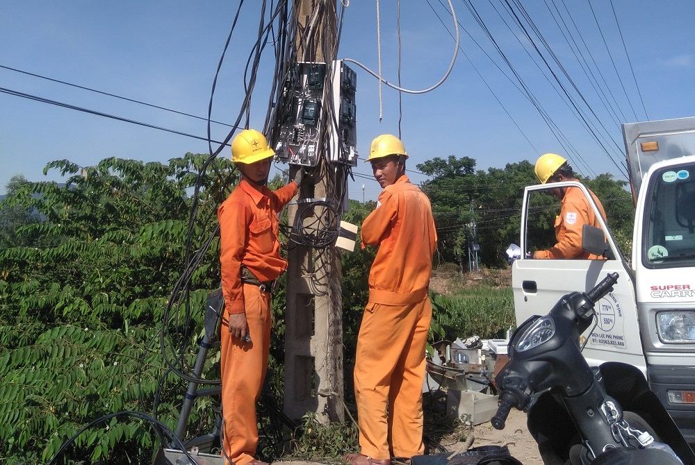 Điện lực Phú Phong thay công tơ điện mới