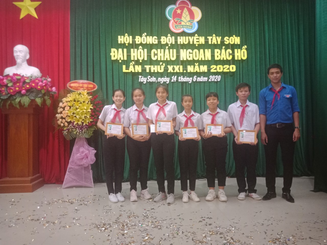 Em Nguyễn Nhật Hạ (ngoài cùng bên trái)