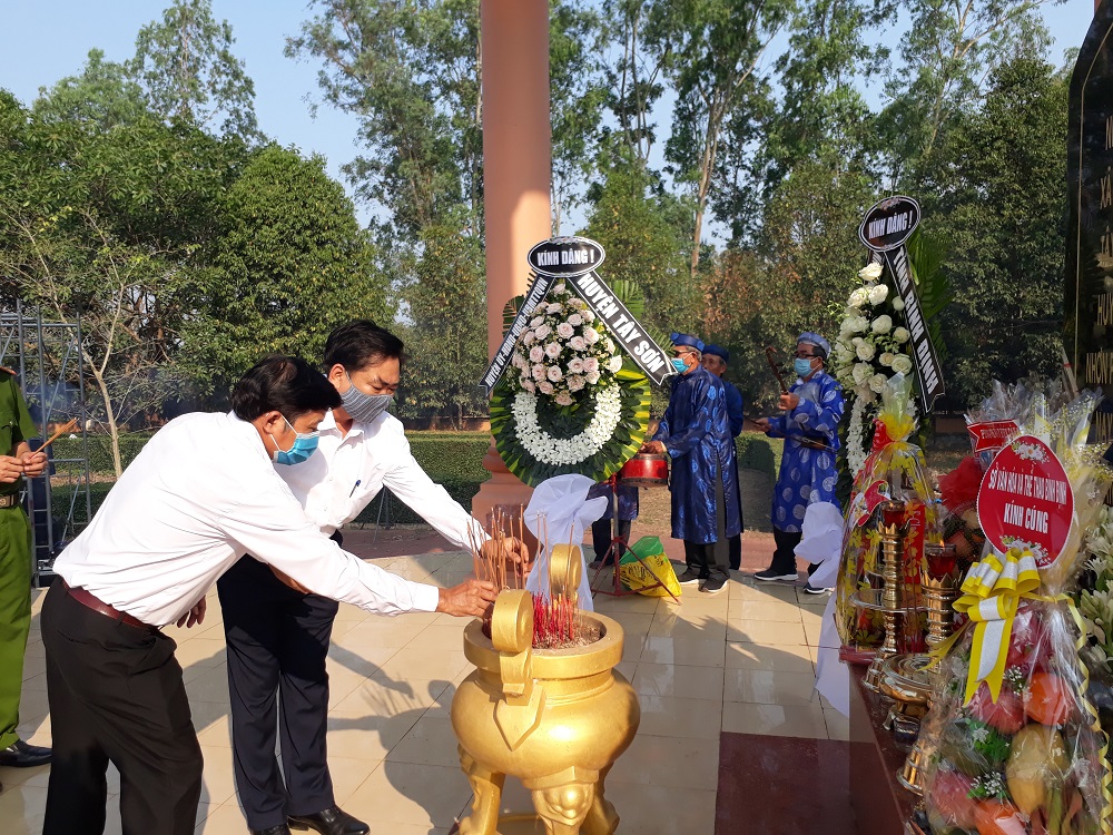 Lãnh đạo huyện dâng hương tưởng niệm vụ thảm sát Bình An