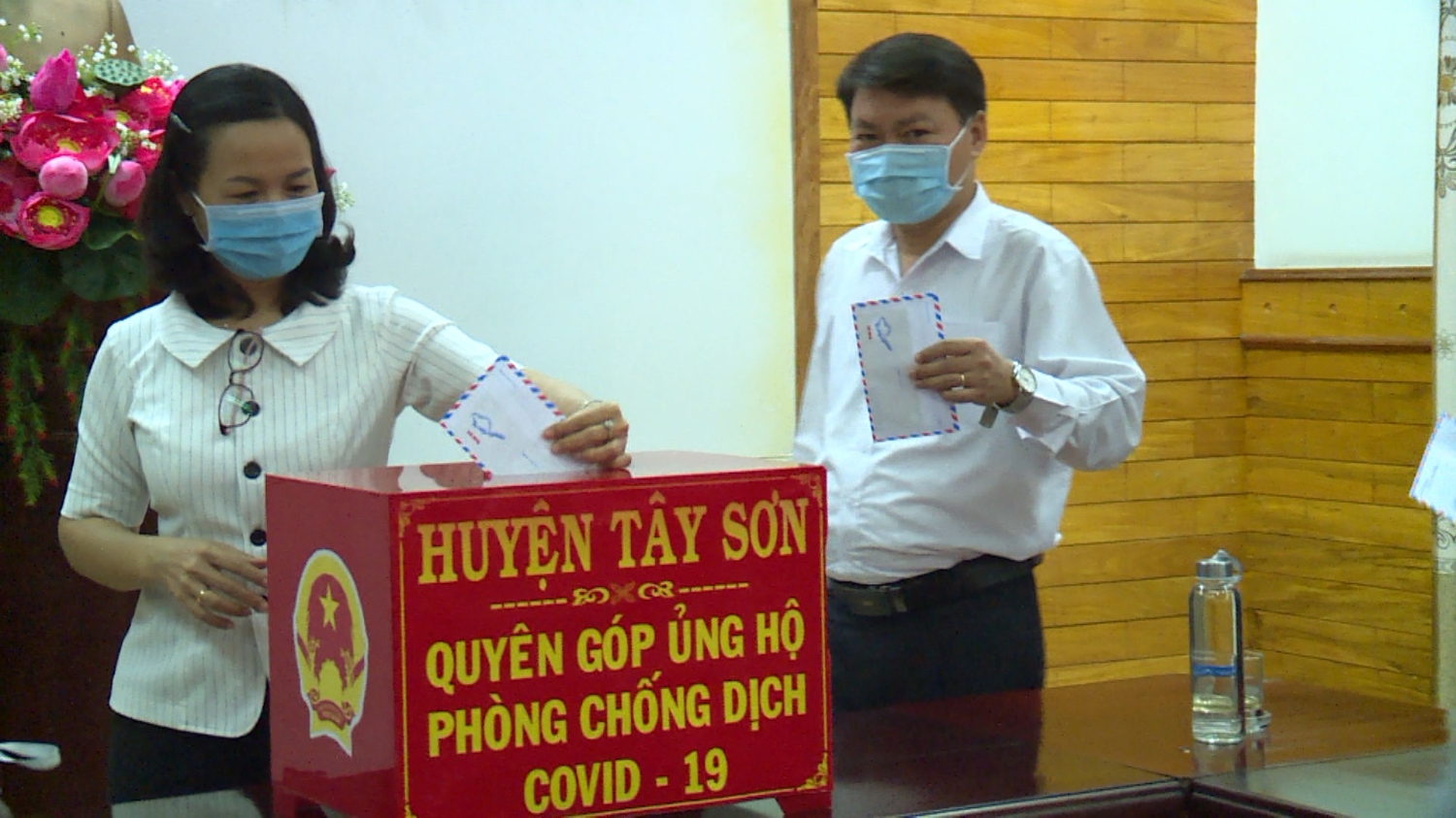 Lãnh đạo huyện quyên góp, ủng hộ phòng chống Covid-19