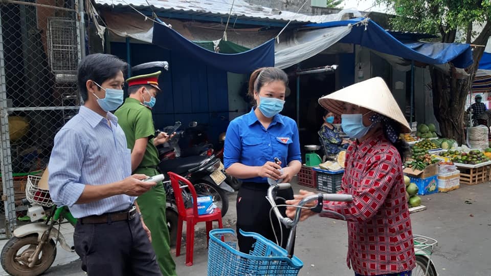 Sát khuẩn, đo thân nhiệt, cấp phát khẩu trang khi vào chợ Phú Phong