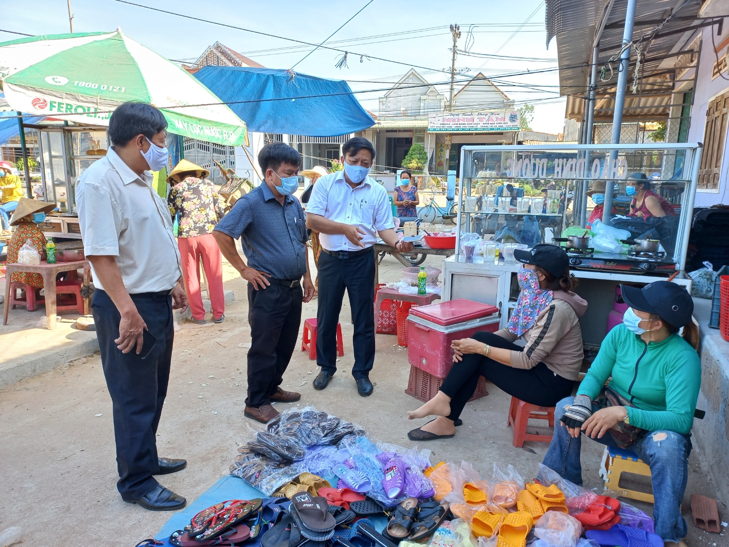 Kiểm tra công tác phòng chống dịch tại chợ Tây An