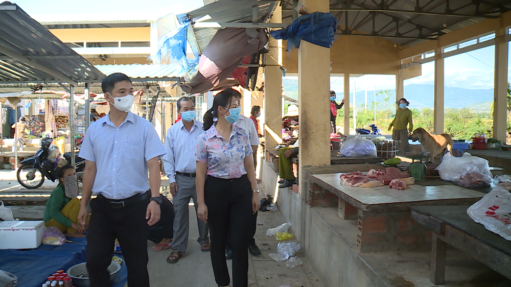 Bí thư Huyện ủy kiểm tra công tác phòng, chống dịch tại chợ Gò Ku