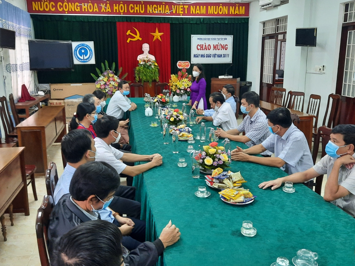 Bí thư Huyện ủy Lê Bình Thanh - thăm, chúc mừng Phòng Giáo dục và Đào tạo huyện