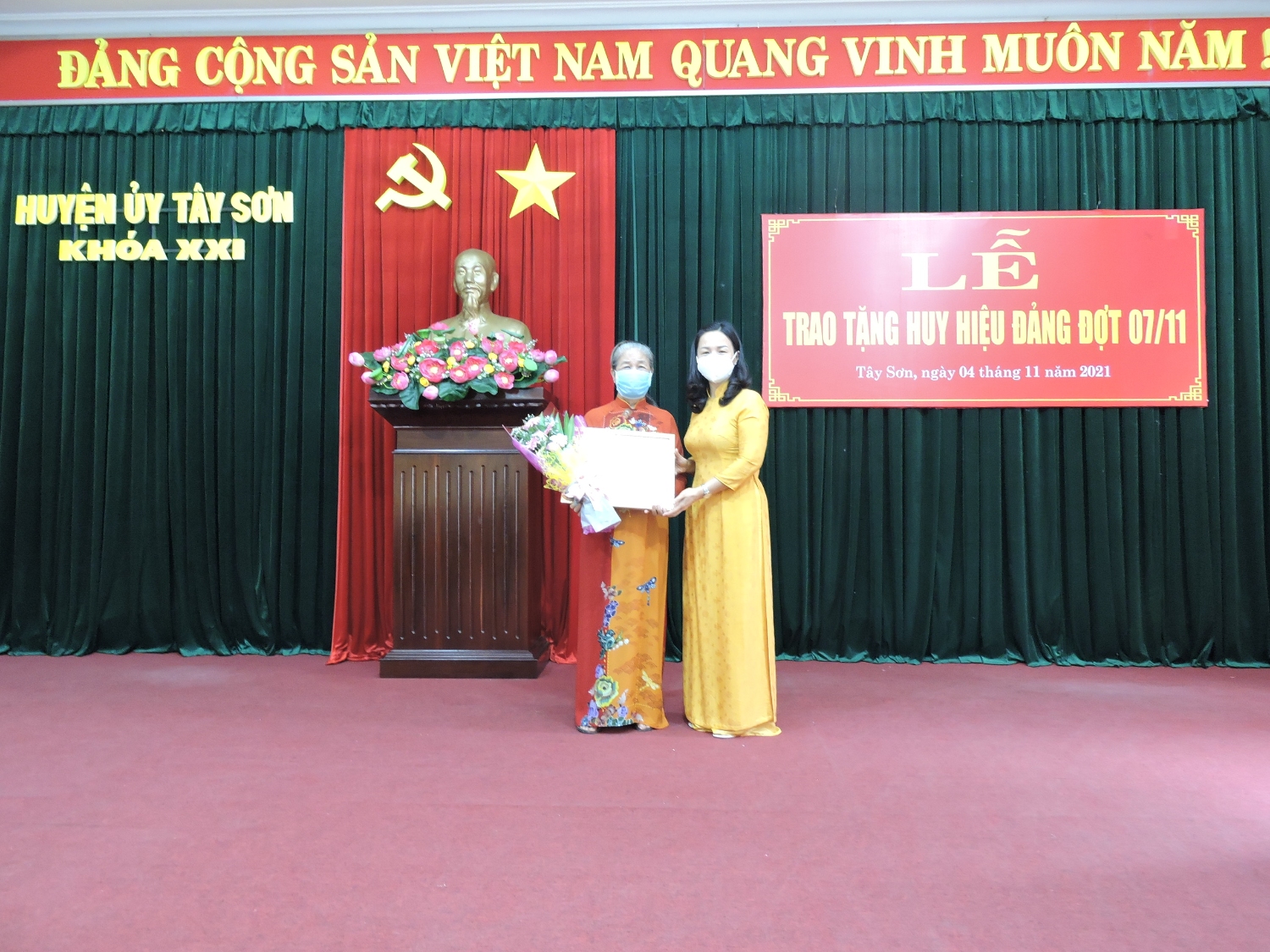 Đồng chí Lê Bình Thanh - Bí thư Huyện ủy trao tặng Huy hiệu Đảng cho đảng viên 55 tuổi đảng