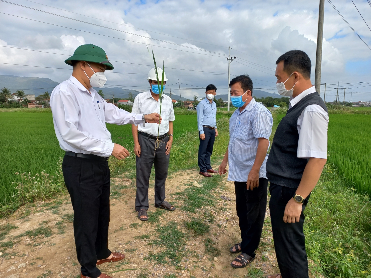 Chủ tịch UBND huyện kiểm tra sản xuất nông nghiệp đầu năm