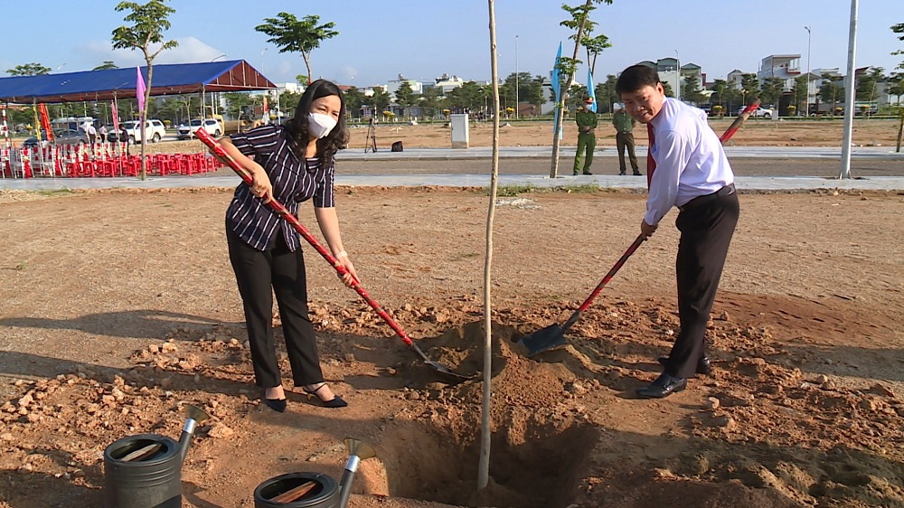 Lãnh đạo huyện trồng cây tại khu đô thị phía Nam Quốc lộ 19