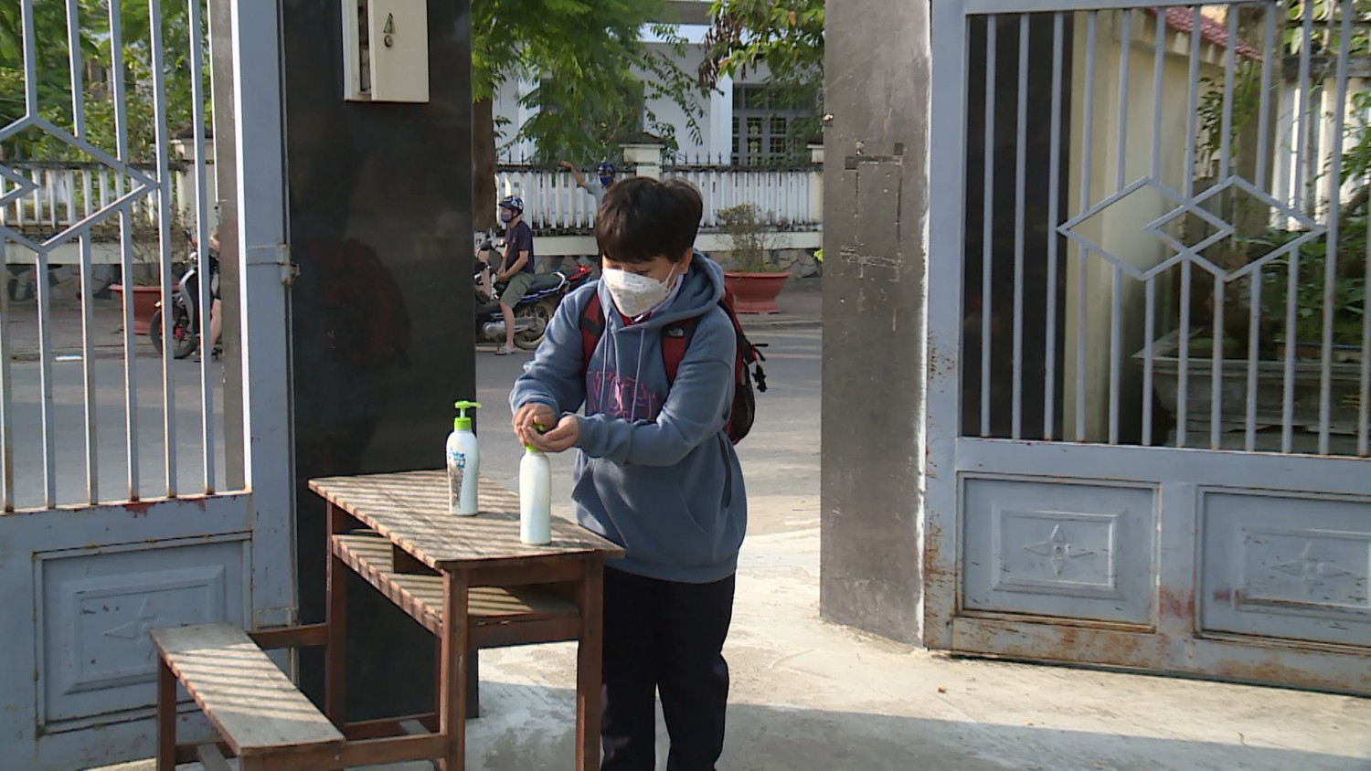 Học sinh Trường THCS Võ Xán sát khuẩn tay ngay khi vào cổng