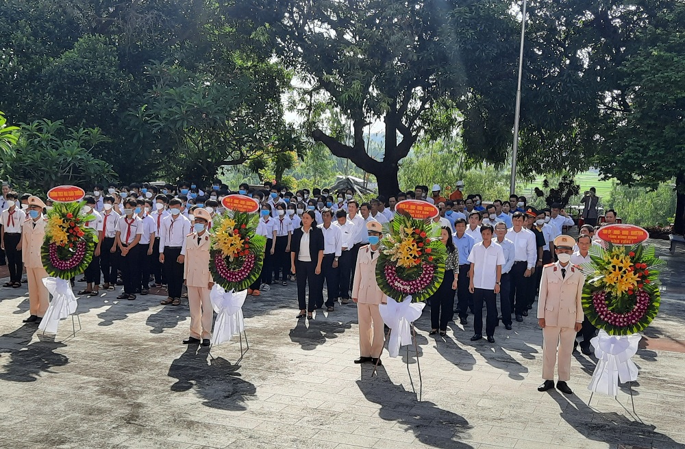 Dâng hoa tưởng niệm 135 năm ngày mất nhà yêu nước Mai Xuân Thưởng