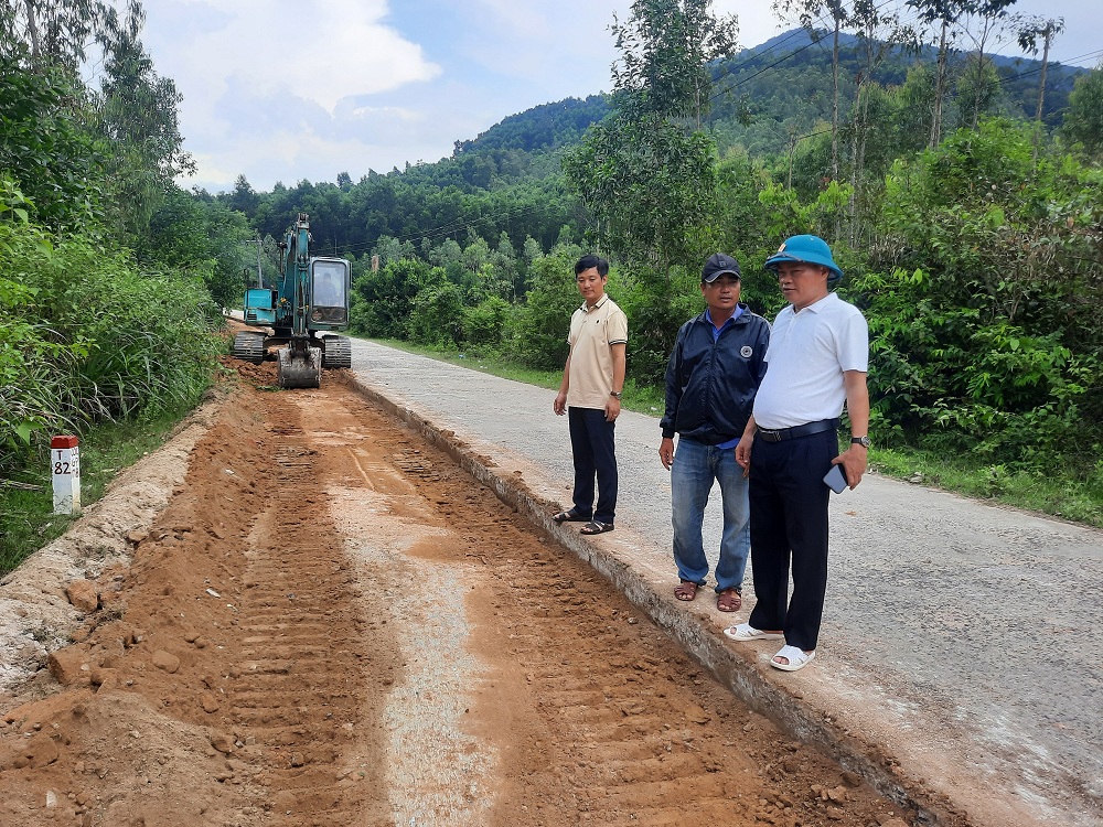 Kiểm tra nâng cấp, mở rộng tuyến đường từ xã Bình Tường đi xã Vĩnh An