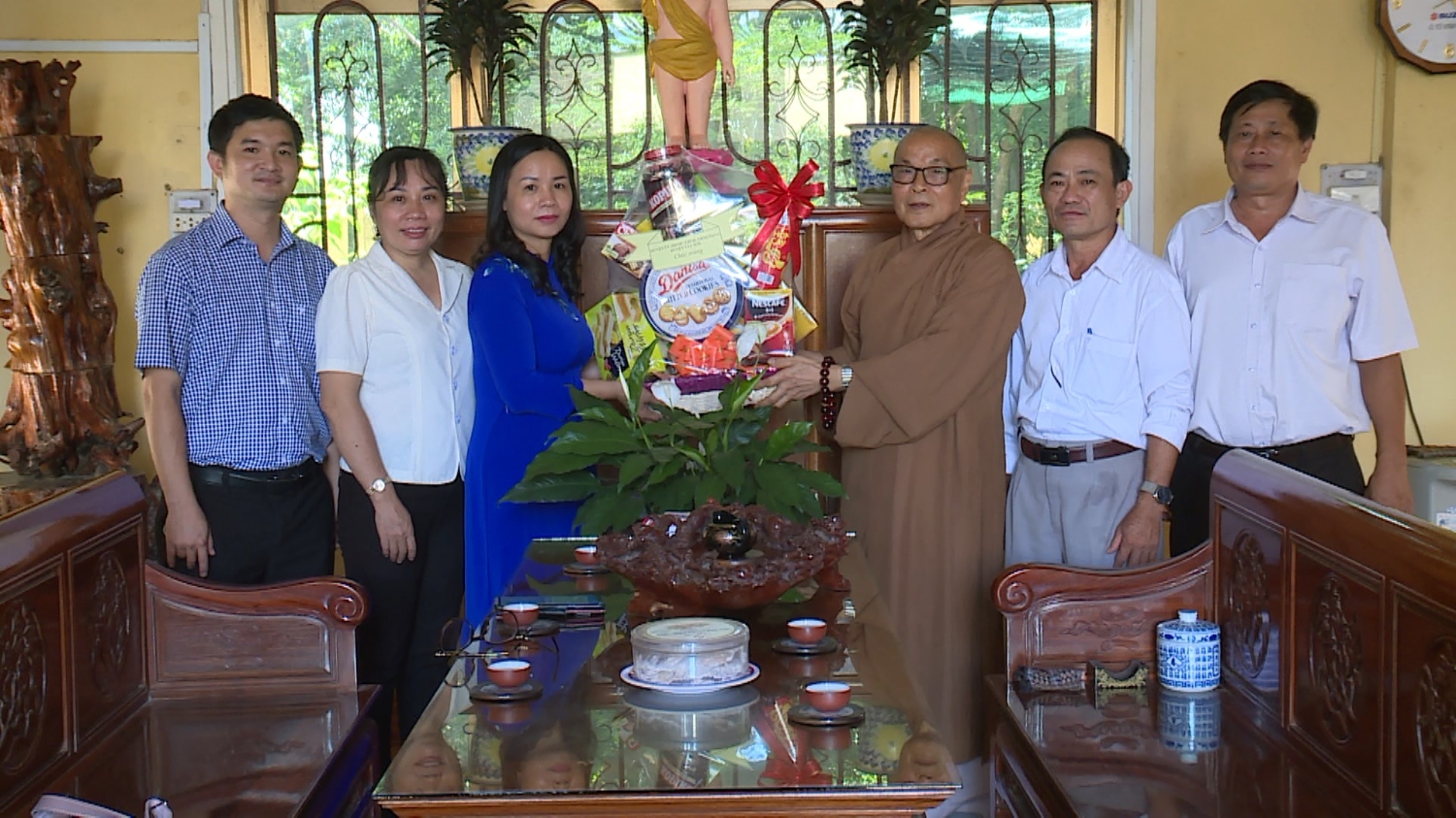 Đồng chí Lê Bình Thanh - Bí thư Huyện ủy đã đi thăm, tặng quà, chúc mừng chùa Đại viên nhân dịp Đại lễ Phật đản