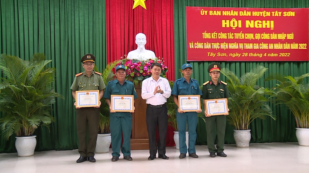 Tặng quà cho các cá nhân có thành tích xuất sắc trong công tác tuyển chọn, gọi công dân nhập ngũ và tham gia nghĩa vụ CANN