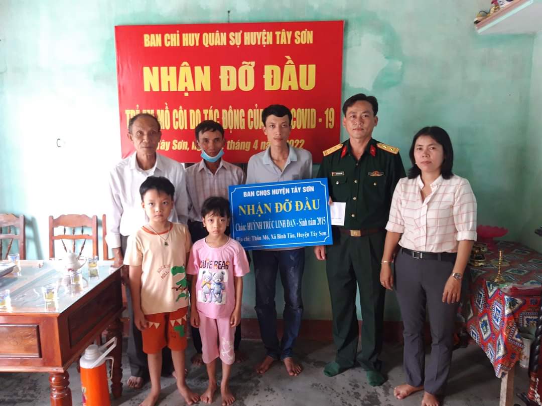 Ban Chỉ huy Quân sự huyện nhận đỡ đầu trẻ em mồ côi trong đại dịch Covid-19