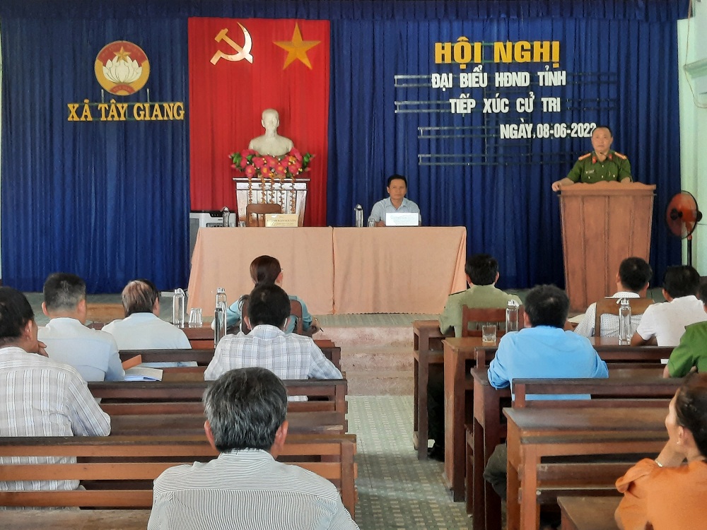 Đại biểu HĐND tỉnh Huỳnh Bảo Nguyên tiếp xúc cử tri tại xã Tây Giang